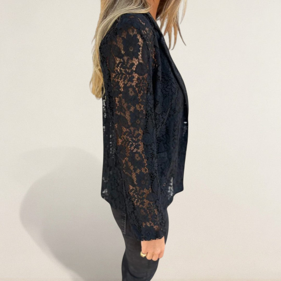 Μαρία – Αέρινο Μπουφάν με Γοητεία