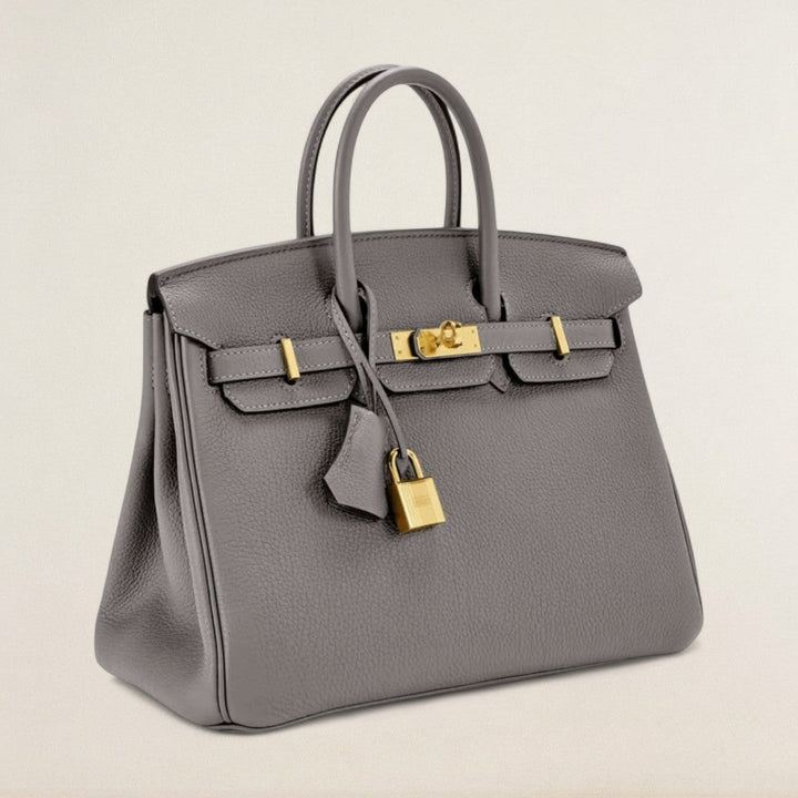 Ρενατά – Κλασική και κομψή με κλείσιμο που κάνει δήλωση